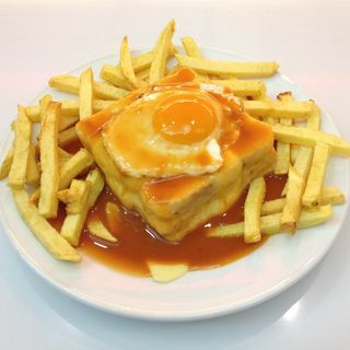 Francesinha com Batata e Ovo