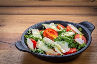 Salată de rucola, roşii cherry și scale parmezan