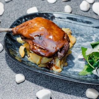 Качина ніжка, смажена картопля та салат з маринованого фенхелю