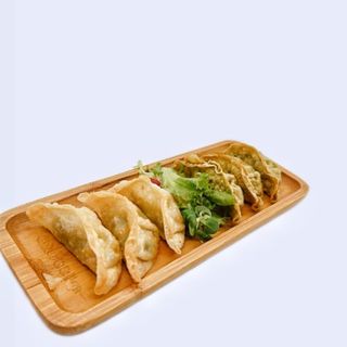 3 gyozas pollo + 3 gyozas vegetal （ 鸡肉饺子 + 蔬菜饺子）