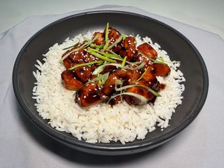 Pui Chili rice bowl