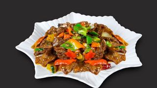 Жареная говядина с овощами и черным перцем