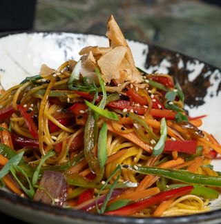 Китайски нудълс със сьомга 