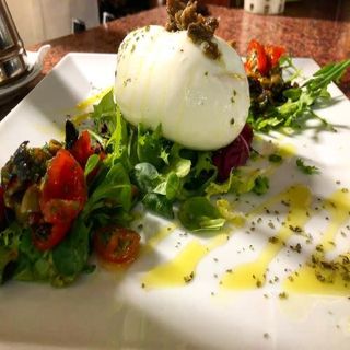 Burrata con tomatitos, rucola, olivas y trufa