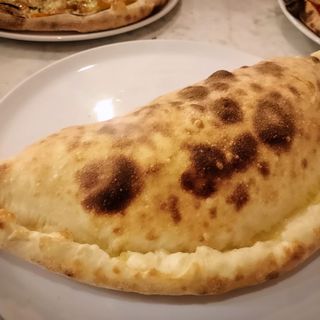 Calzone con mozzarella e prosciutto cotto