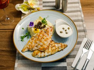 Dorada la gratar cu piure de trufe si sos Meuniere