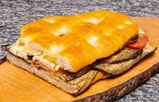 Melanzane, pomodori e brie