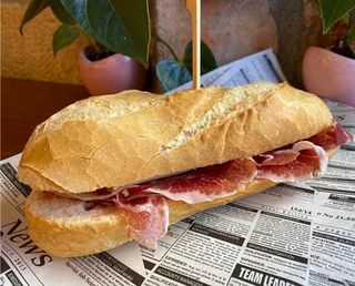 Bocadillo Pan Normal, Con Jamón Ibérico Y Tomate (300 Grs)