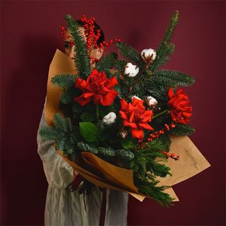 Buchet trandafiri speciali rosii, bumbac si brad