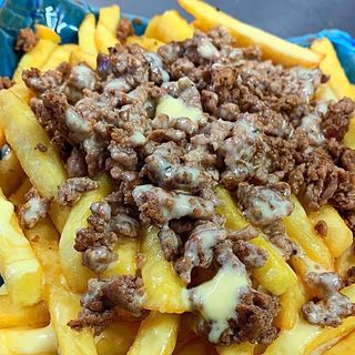 Patatine dippers con salsiccia di maialino nero e provola