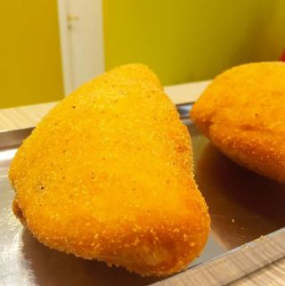 Calzone pomodoro e mozzarella