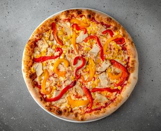 Pizza cu pui si porumb