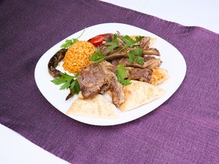 Cotlete berbecut la grătar cu bulgur și lipie