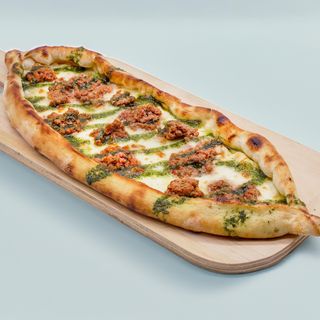 Pide con queso y carne picada 