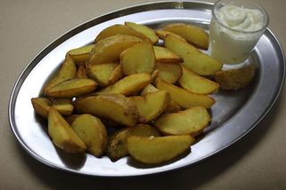 Картопля по-селянськи  з часниковим соусом 180\30