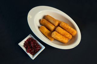 Сырные палочки в брусничном соусе 