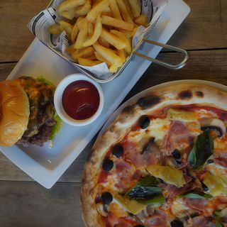 Pizza Clásica más Smash Burger con Patatas Fritas