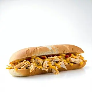 Bocadillo de pollo mechado con queso amarillo