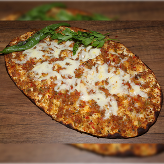 Lahmacun z mozzarellą