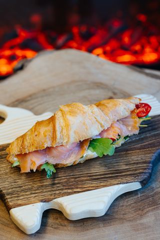 Croissant cu somon si crema de branza