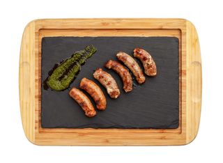 Домашни испански наденички с гарнитура и барбекю сос (300г)