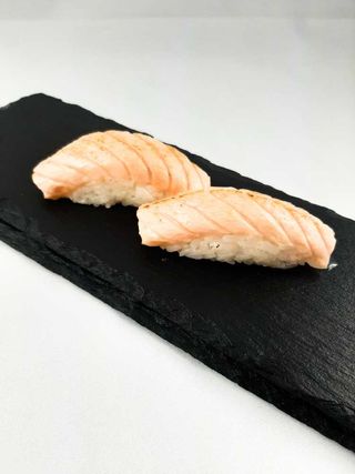 8.Nigiri z opalanym łososiem 2szt.