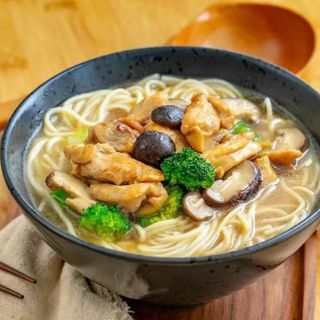 117.Cinese Ramen in brodo con pollo e funghe cinese鸡肉香菇拉面