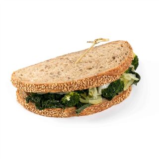 Panino vegetariano: zucchine, melanzane, stagione e emmental