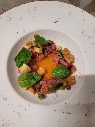 Tartare di manzo con tuorlo d'uovo marinato alla senape ed erbette