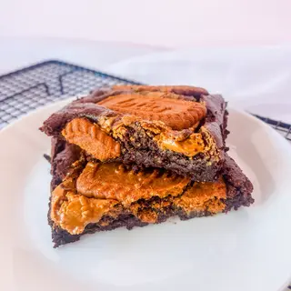 Brownie con  galleta lotus y crema lotus 