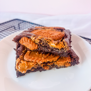 Brownie con  galleta lotus y crema lotus 