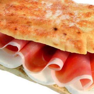 Panino con crudo e mozzarella