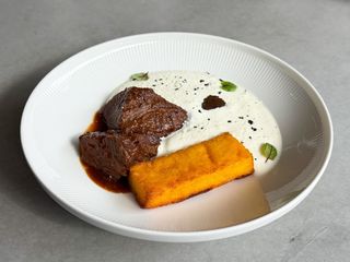 Телячі щічки з полентою-гриль і мусом пармезану (250г)