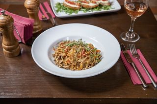 NOODLES CU CIUPERCI, LEGUME ȘI NUCĂ COAPTĂ