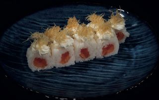 069. Uramaki salmon fresh