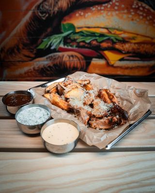 Картопляні дольки у фритюрі з курчам гриль