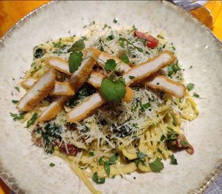 Паста с хрупкаво пиле