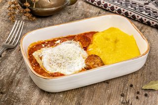 Tochitură ca la Maramureș cu ou și brânză rasă