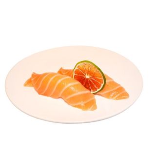 60. Nigiri salmón