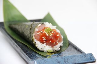 082 Spicy tuna temaki - 1 pezzo