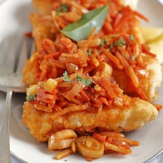 Kotlety rybne w sosie greckim