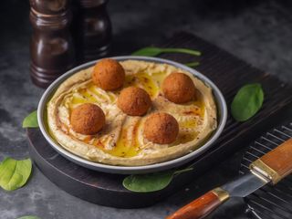 Хумус з фалафелем