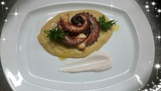Polpo scottato su crema di ceci