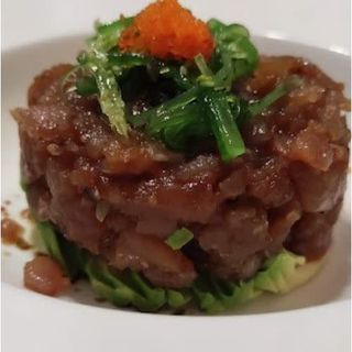 Tartar de atún picante con aguacate