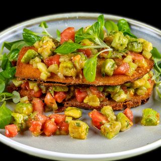 Шницел от патладжан със салца от авокадо (350гр)