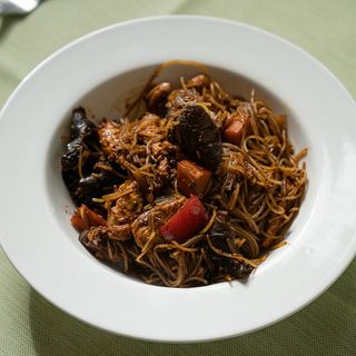 Taitei de orez prajiti cu carne de pui