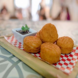 Camembert frito con arándanos