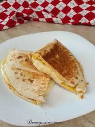 Piadina omelette con fontina