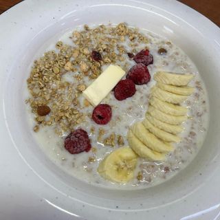 Каша 5 злаков с гранолой и ягодами