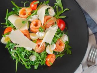 Салат з лососем (150g)